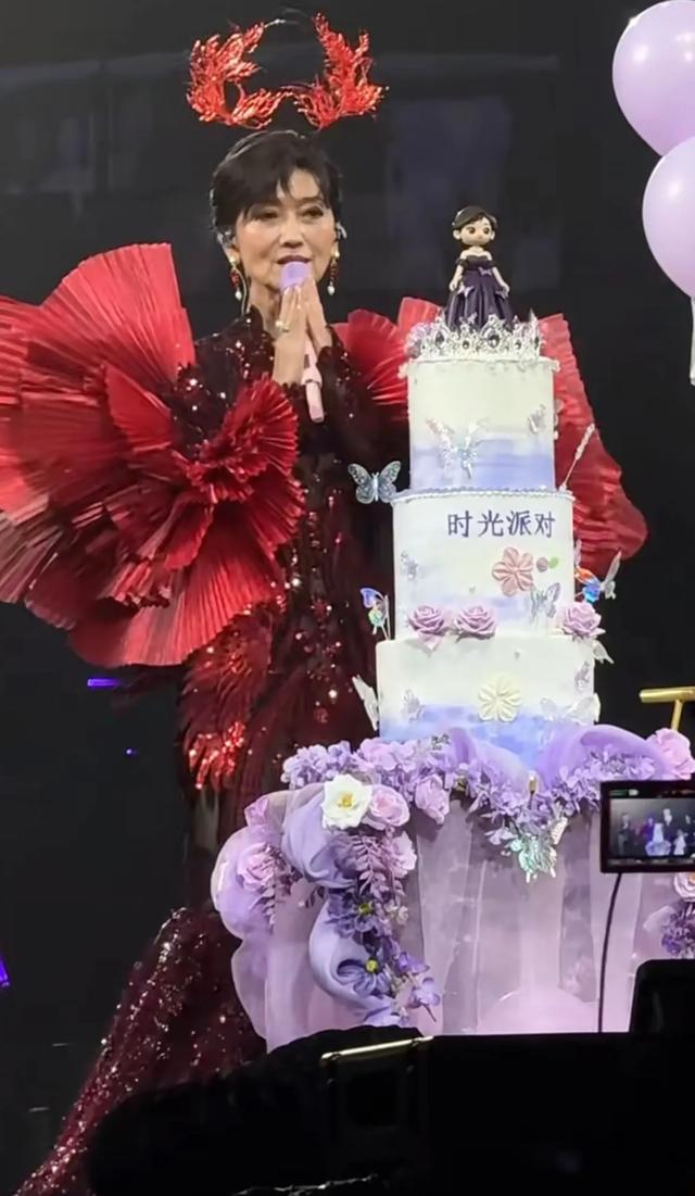 79岁黄锦燊太宠了,台下为赵雅芝整理裙摆,结婚30多年甜如初恋