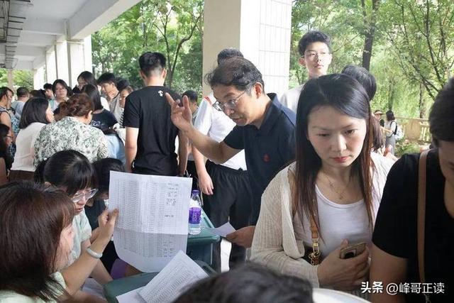 想钱想疯了？南阳一女生考上大专举办升学宴，评论区现恶心一幕!