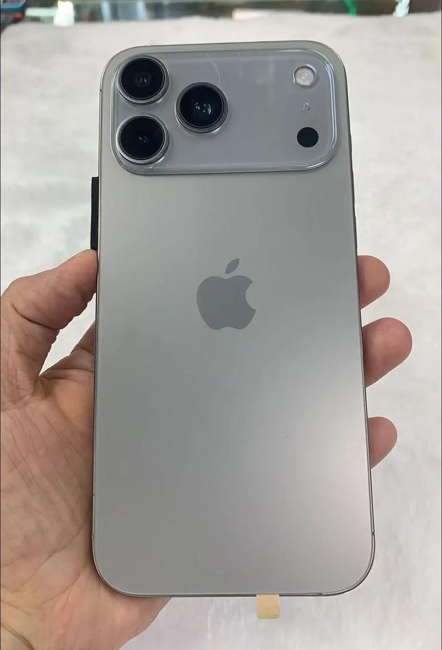 iPhone 17 Pro 还没发布就被山寨！刚公布这国产新机也太大胆了