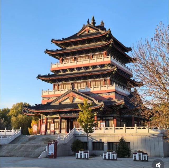 我是上海人，游旅游景点三孔，见孔庙碑亭下老人讲孔子事