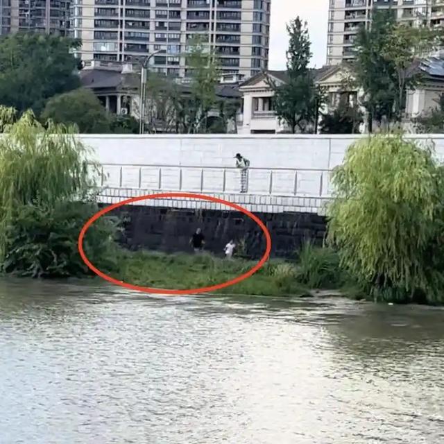 4人被卷入钱塘江！迅速被冲散，目击者拍下全程，没一个值得同情