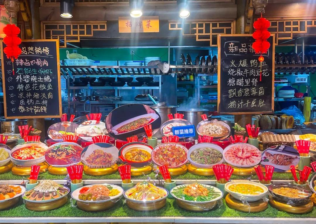 一桌团圆味,满城新春暖!郫都年夜饭市场“热气腾腾”插图3 一桌团圆味,满城新春暖!郫都年夜饭市场“热气腾腾”插图3