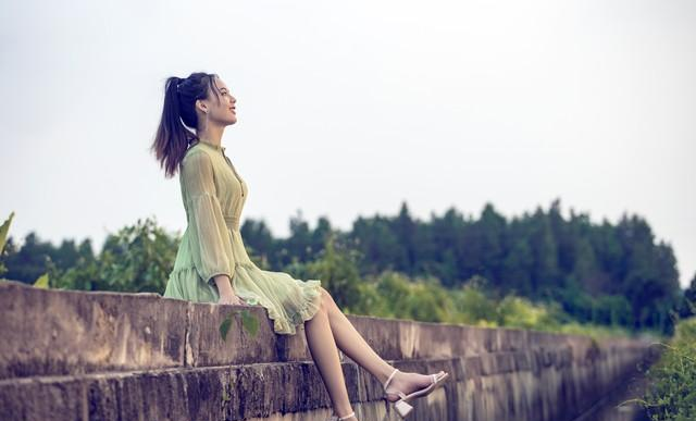 已婚女性有了外心。虽不抗拒丈夫的亲近，会有以下反常表现