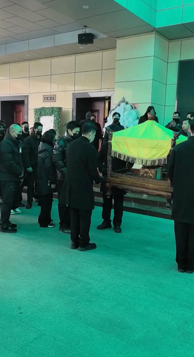 许何弯着腰抱着何晴遗像,背影很难过,许亚军没来给何晴撑伞!