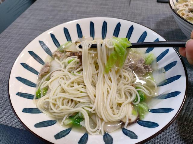 嘿，老两口晚餐就1碗，瞬间光盘，网友：奢侈！