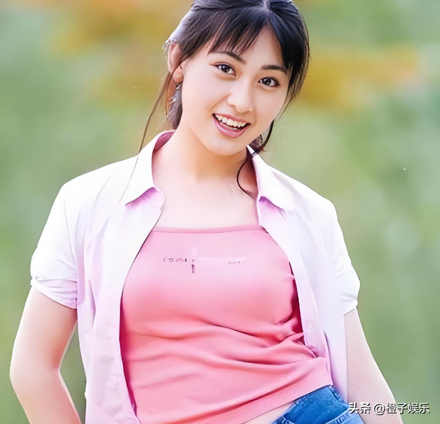 她是军艺校花，被大25岁张铁林抛弃后，为何又嫁给著名的“坏蛋”