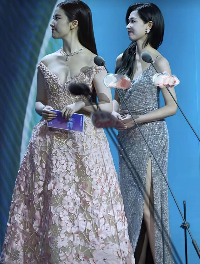 刘亦菲被嘲肩膀宽，我仔细对比照片后，终于明白什么叫自然美