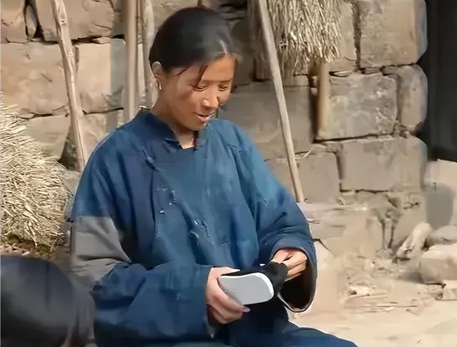 戏里又土又丑，戏外却是气质美女，“妈妈专业户”迟蓬让人敬佩