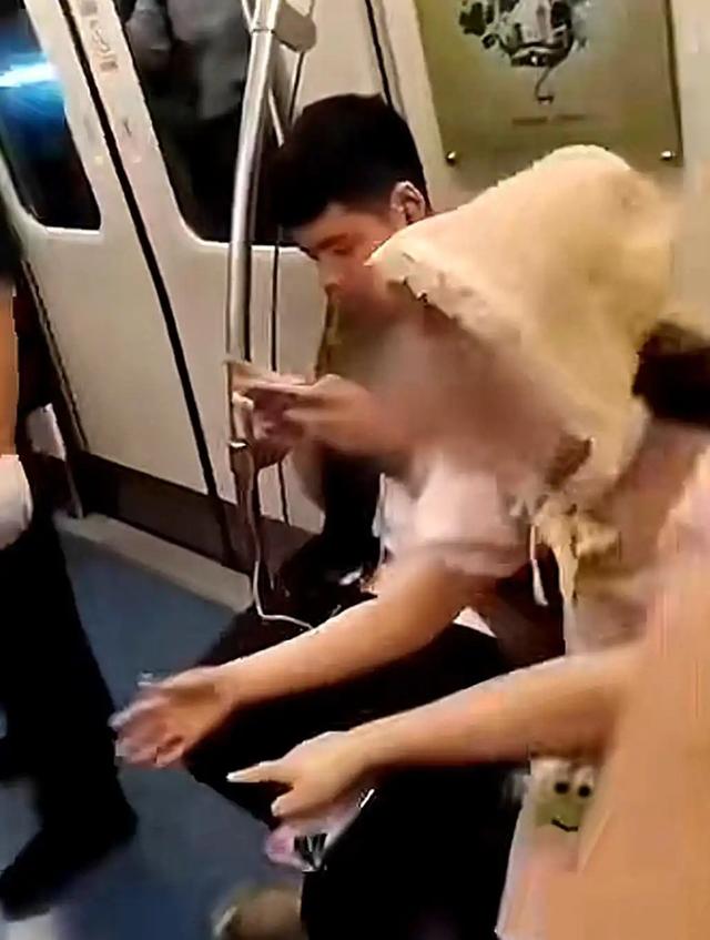 央视发声！地铁诬陷案二审开庭，被告女子再引众怒，当事人亮态度