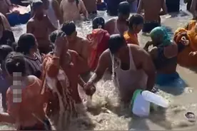 酸爽！印度百万人涌入恒河，边喝边沐浴，印媒：水中粪便浓度超标图片