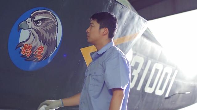 歼35前身曝光！FC31鹘鹰横空出世，抄底美军F35，全靠这群年轻人