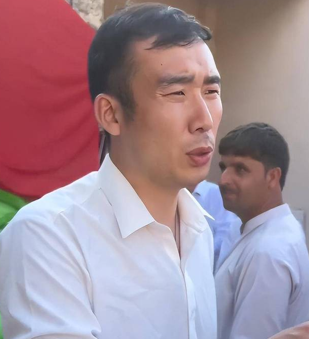 宣布退网！中国男子在巴铁8年，花千万扶贫，妻儿出事后无奈回国