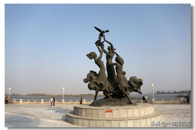 漫步丹东鸭绿江畔，可以隔江望见对岸的朝鲜