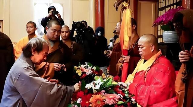 拔萝卜带泥！释永信倒台后	，最惨的不是女明星，而是捐了46亿的他