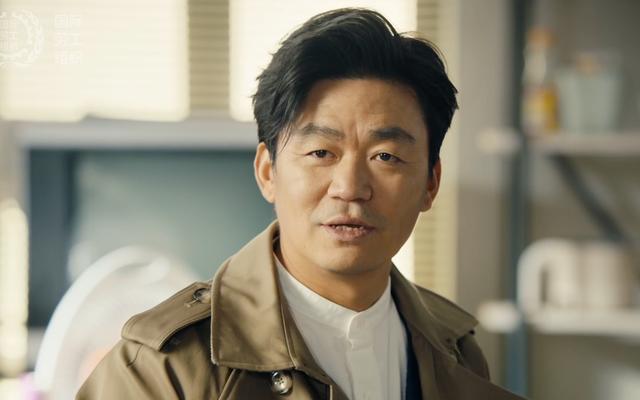 王宝强离婚9年，拿下200亿票房成就！一对子女成为他的“救赎”！