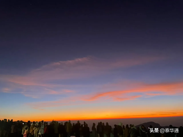 泰国小长假期间，超10000名游客涌向清迈茵他侬山