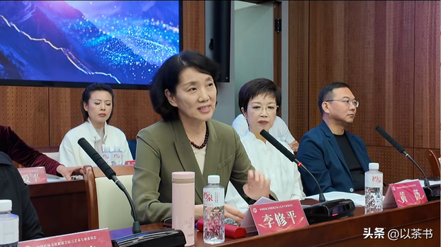 李修平近况：身材高挑资深美，结婚20年无儿女，专注事业不内耗
