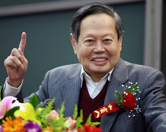 翁帆也没想到，丈夫杨振宁去世后，竟因生前一个举动再次口碑暴涨