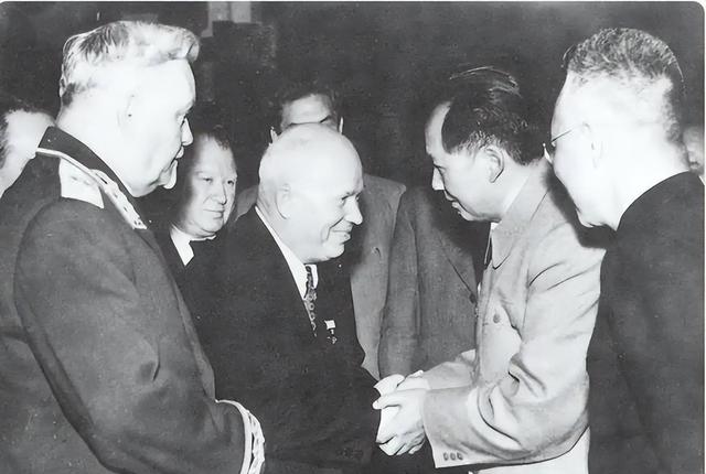 钓鱼台国宾馆住一晚多少钱？据说24小时武警守卫，是真的吗？