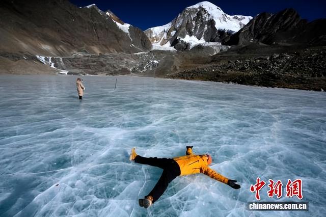 西藏拉萨琼穆岗嘎雪山冰湖引客来