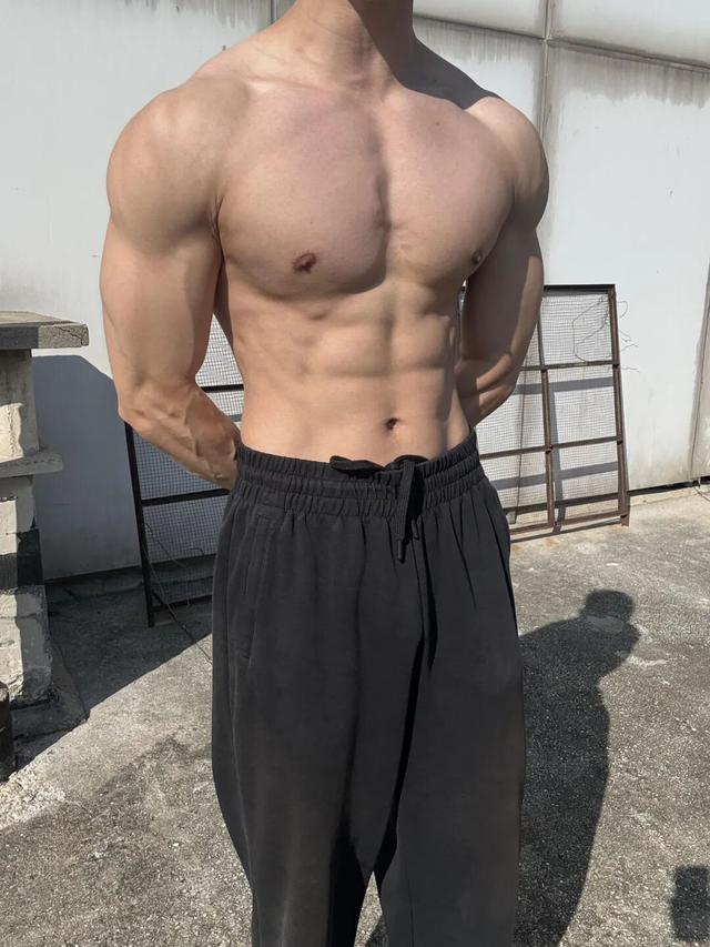 26岁北京自由健身教练	，晒泵感肌肉，这身材可以制霸健身房了