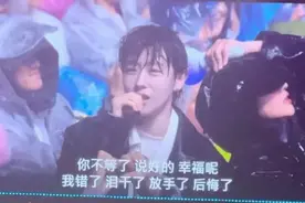 周杰伦演唱会送外套给粉丝二手以炒至200万#图片