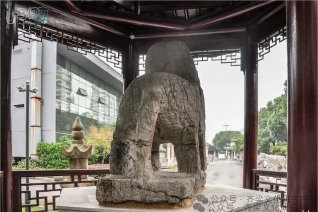 苏州东吴博物馆有一件南朝石辟邪石刻