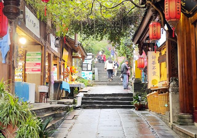 霜降前处处美，打卡都江堰，体验一次雨中旅行，美不胜收！
