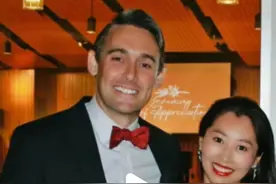 成都空姐爱上美国穷小伙，二人在夜店相识，结婚时彩礼三金都没有图片