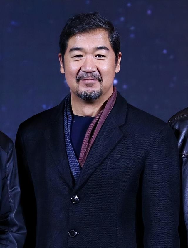 凤辣子邓婕：为爱弃亲子，当后妈受尽委屈，今68岁无儿女活出精彩