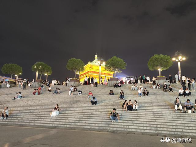 夜逛钟鼓楼，感受十三朝古都的人间烟火，不愧为大唐不夜城