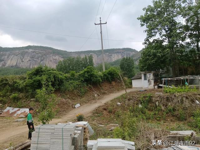 西峡深山发现战国古城遗址，旁有千年古柏，古寺，气势盎然