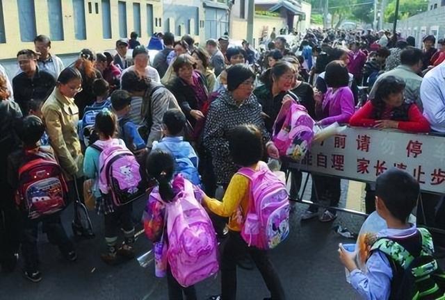 人民日报都看不下去了，亲自下场评论：下班接娃，咋就这么难？
