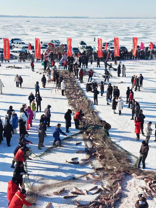 适合冬游的冰雪小城，和本地人冰湖捕鱼、雪地骑马，鱼肉吃到撑！