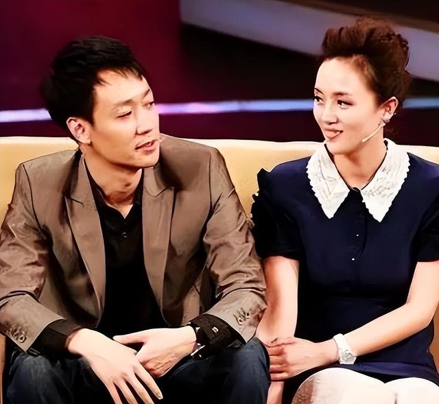 朱媛媛去世不到半年，辛柏青身边多了个长发美女，脸上笑容藏不住