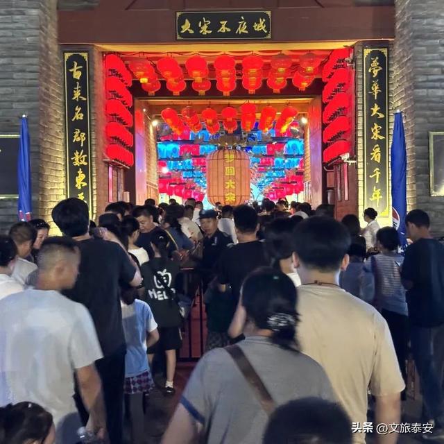 飞檐染月色，恰是不夜天！华灯织就下的大宋不夜城太美啦！