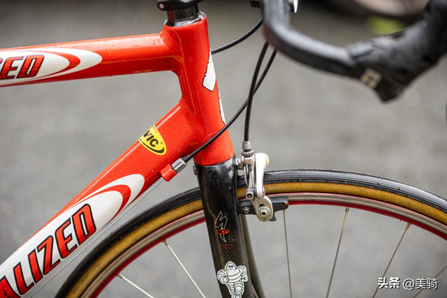 众多中国自行车与零件：英国爬坡锦标赛上有趣的器材