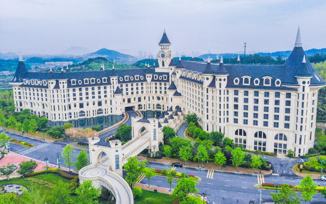 这个夏天，和锦江丽笙酒店一起，住进自然、遇见城市