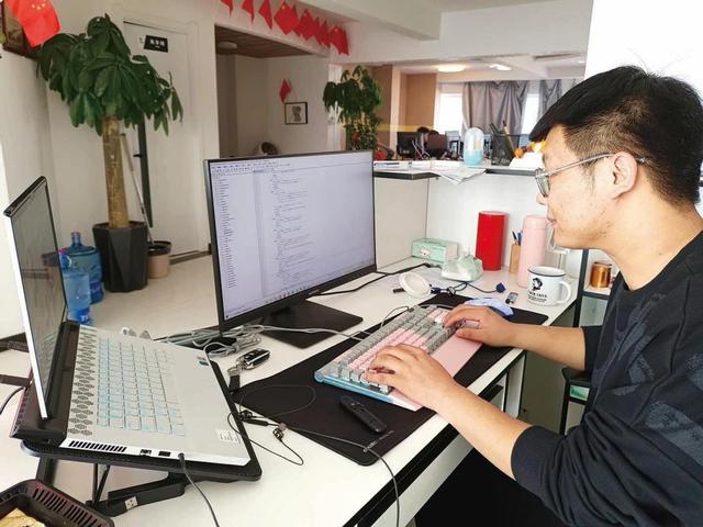 AI竞赛规则变了?美国砸800亿建核电,黄仁勋：下一道门槛是电力