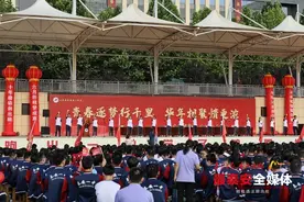 击掌！拥抱！鲜花！泰安一中毕业典礼温情送别高三学子图片