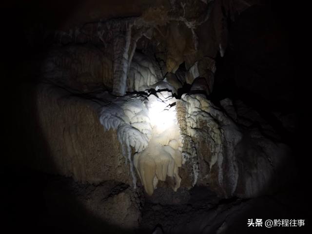 探险贵州深山原始溶洞，遇见一个躲匪洞、一座红军坟