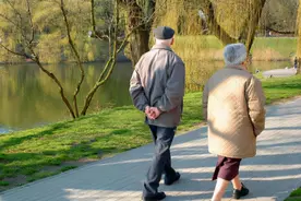 54岁大叔，每天晚上坚持散步一小时，一年后身体各项指标有何变化图片