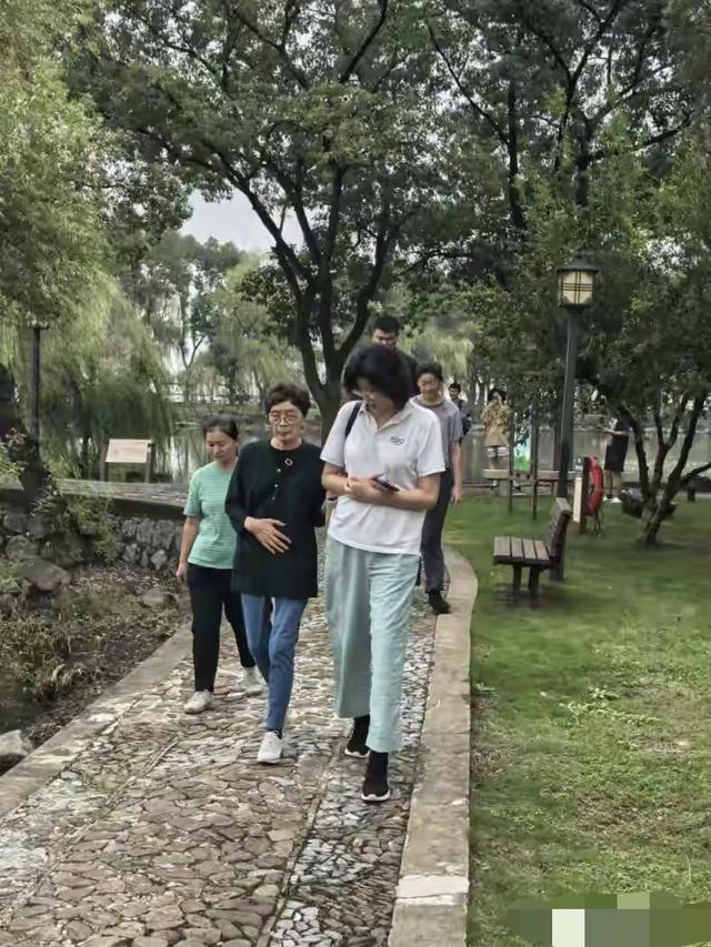 姚明一家苏州旅游, 才15岁的女儿身高近2米，又高又壮像假小子