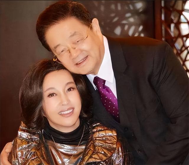 钱再多有什么用？75岁刘晓庆近况曝光，上节目意外摔倒、反应迟缓