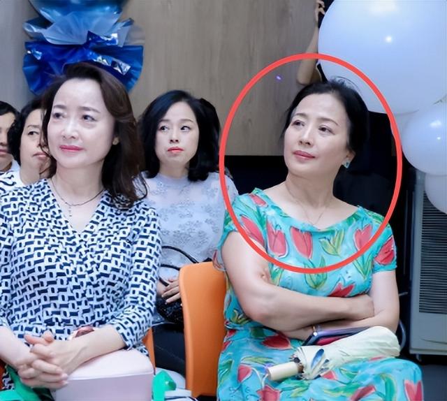 31岁章泽天现身迪拜，2万块穿搭被嘲“奶奶装”，住5位数一晚酒店