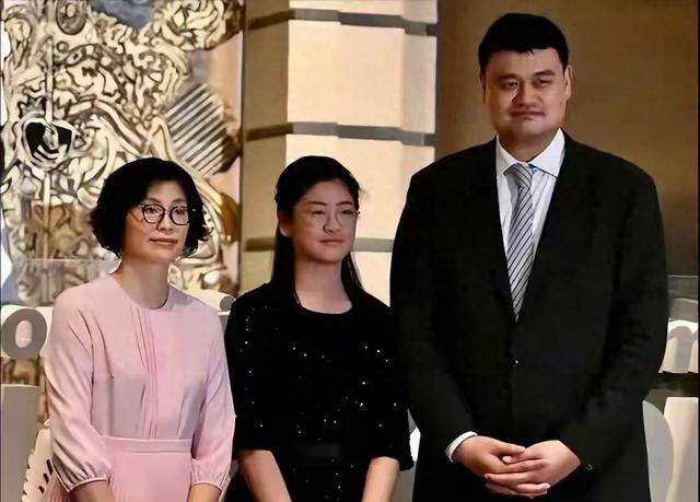 姚明女儿美到认不出！年仅15岁身高2米，是一名学霸	，不爱打篮球