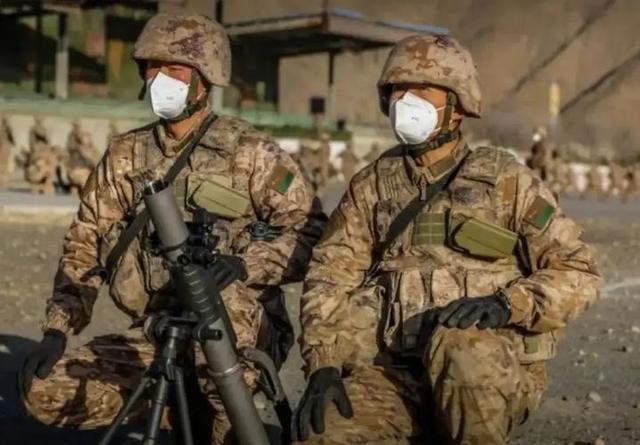 解放军新型钛合金小钢炮：2公里“吊打”狙击手，女生也能拎着跑