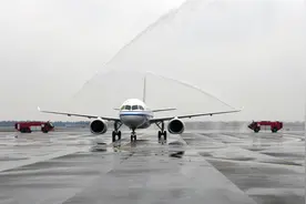 国产大飞机C919商业航班首次飞抵温州图片