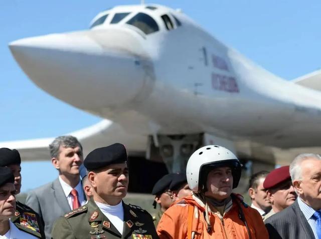 油轮被扣，美军兵临城下，川普阴谋浮现之际，马杜罗等来两大外援