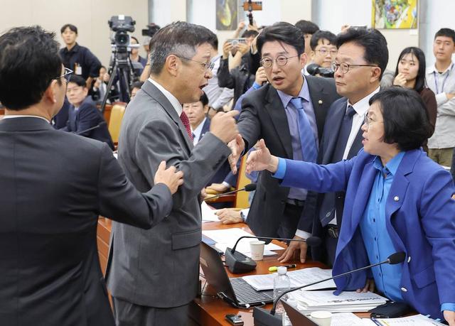韩国国会审计成 “短视频秀”！议员PS赵本山照片引众怒